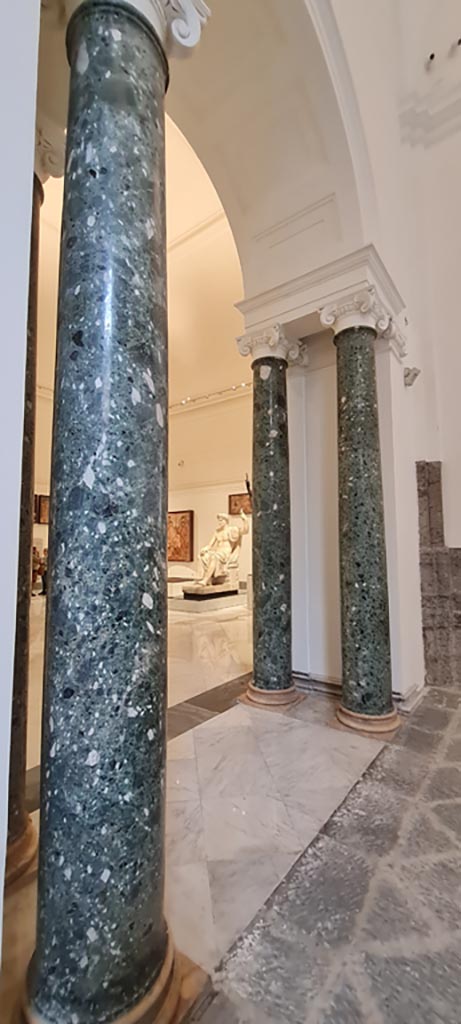 Naples Archaeological Museum, April 2023.
Looking in towards beautiful marble columns in Arch leading into Herculaneum Augusteum gallery display.
Photo courtesy of Giuseppe Ciaramella.