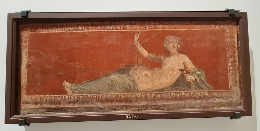Herculaneum Augusteum. April 2023. Paintings on wall to left of Arch through to display from Theatre.
Maenad lying down with a rhyton and a cornice with egg and dart decoration - inv. 9290. Photo courtesy of Giuseppe Ciaramella.