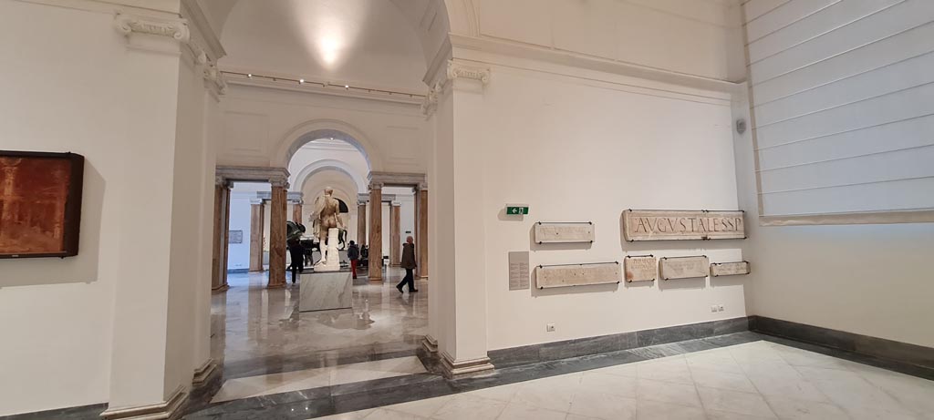 Herculaneum Augusteum. April 2023.
Looking through Arch towards display from Herculaneum theatre, and towards display of Bronze Horses. Photo courtesy of Giuseppe Ciaramella.