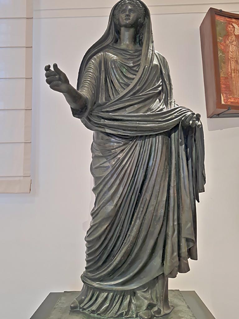 Herculaneum Augusteum. April 2023.
Detail of bronze statue of Agrippina Minor, inv. 5609.
On display in “Campania Romana” gallery in Naples Archaeological Museum.
Photo courtesy of Giuseppe Ciaramella.