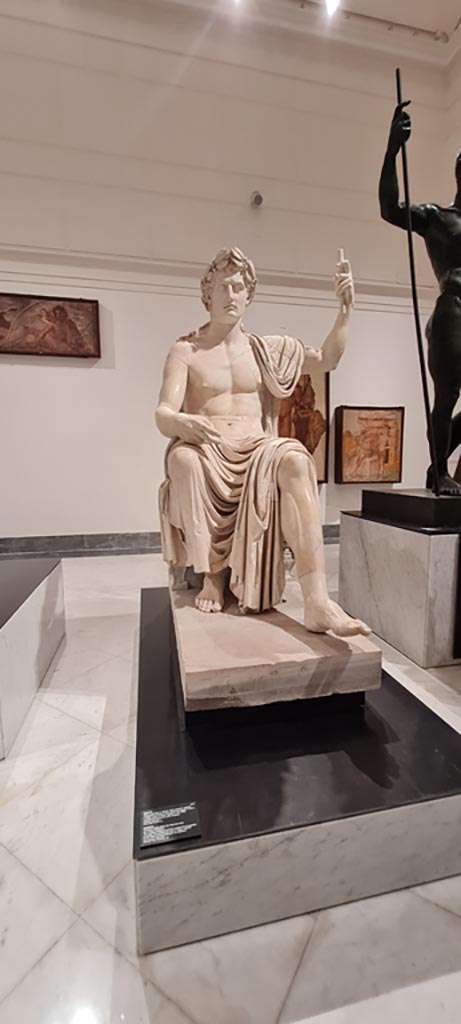 Herculaneum Augusteum. April 2023.
White marble statue of Augustus, inv. 6040, with modern additions of the head and arms.
Photo courtesy of Giuseppe Ciaramella.