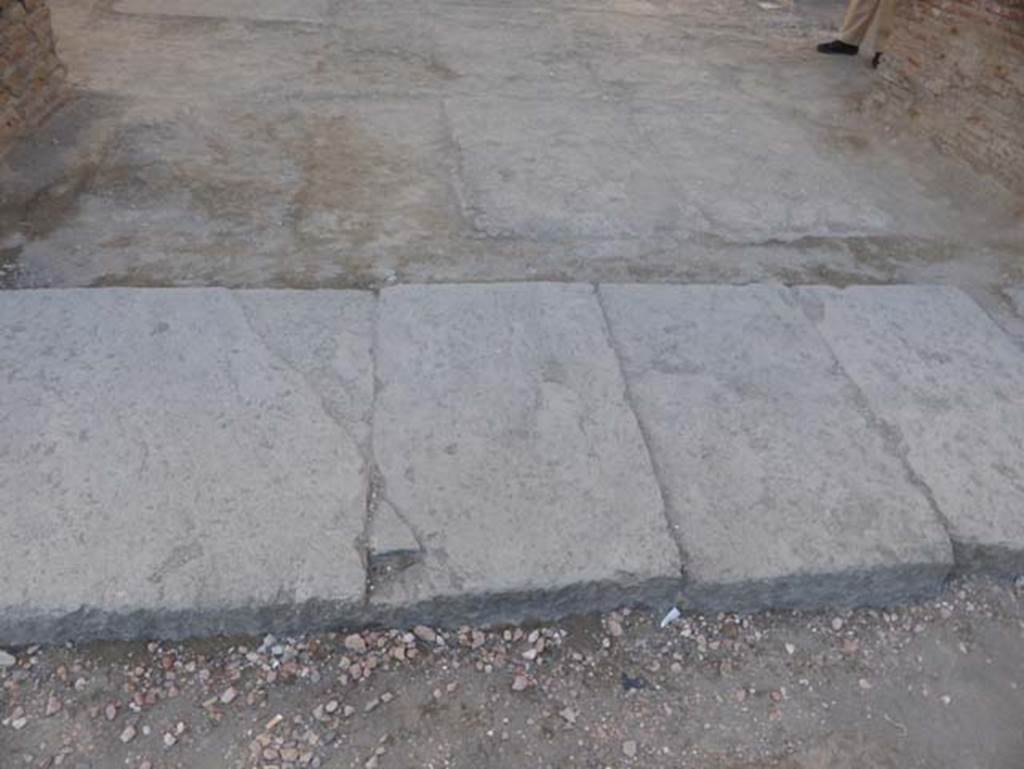 Herculaneum, September 2015. Threshold at base of arch.