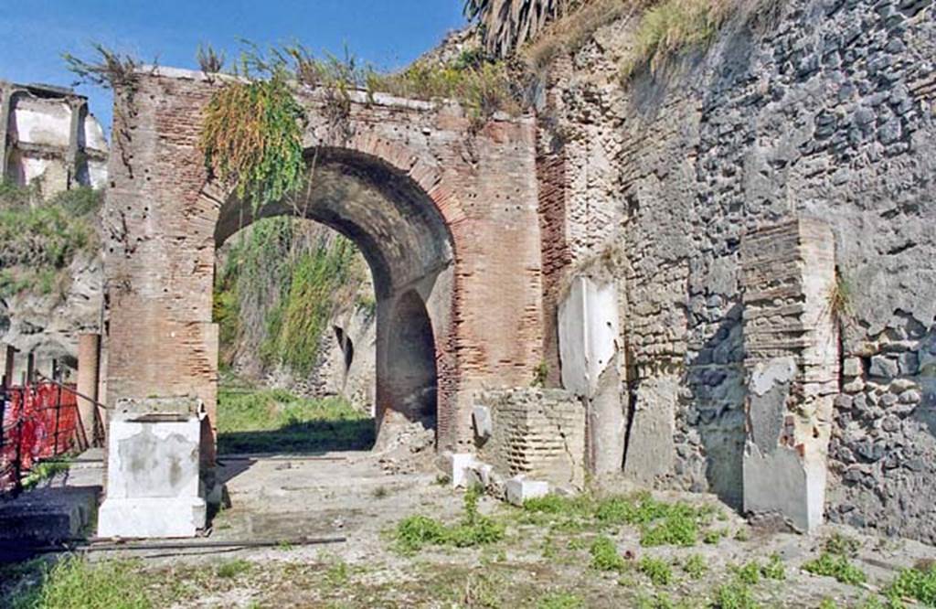 Herculaneum. October 2001. Looking west on Decumanus Maximus towards east side of the arch of the Augusteum/Basilica. Photo courtesy of Peter Woods.