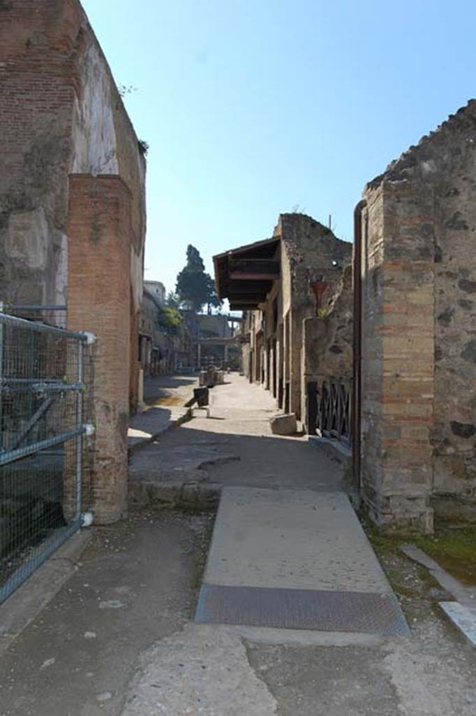 Herculaneum, May 2011. Looking east along Decumanus Maximus, from west end.
On the right is VI.22/23. Photo courtesy of Nicolas Monteix.