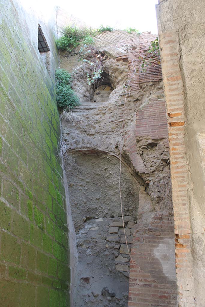 Herculaneum. March 2014.
Looking east towards unexcavated behind the four-sided Arch, on right.
Foto Annette Haug, ERC Grant 681269 DÉCOR.