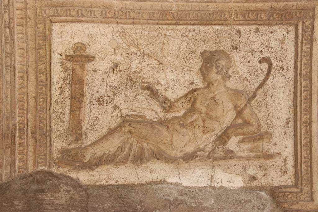 Herculaneum, September 2017. Decorative stucco-work on east side of vaulted ceiling of arch.
Photo courtesy of Klaus Heese.