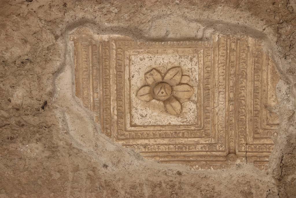 Herculaneum, September 2017. Detail of decorative stucco remains. Photo courtesy of Klaus Heese.