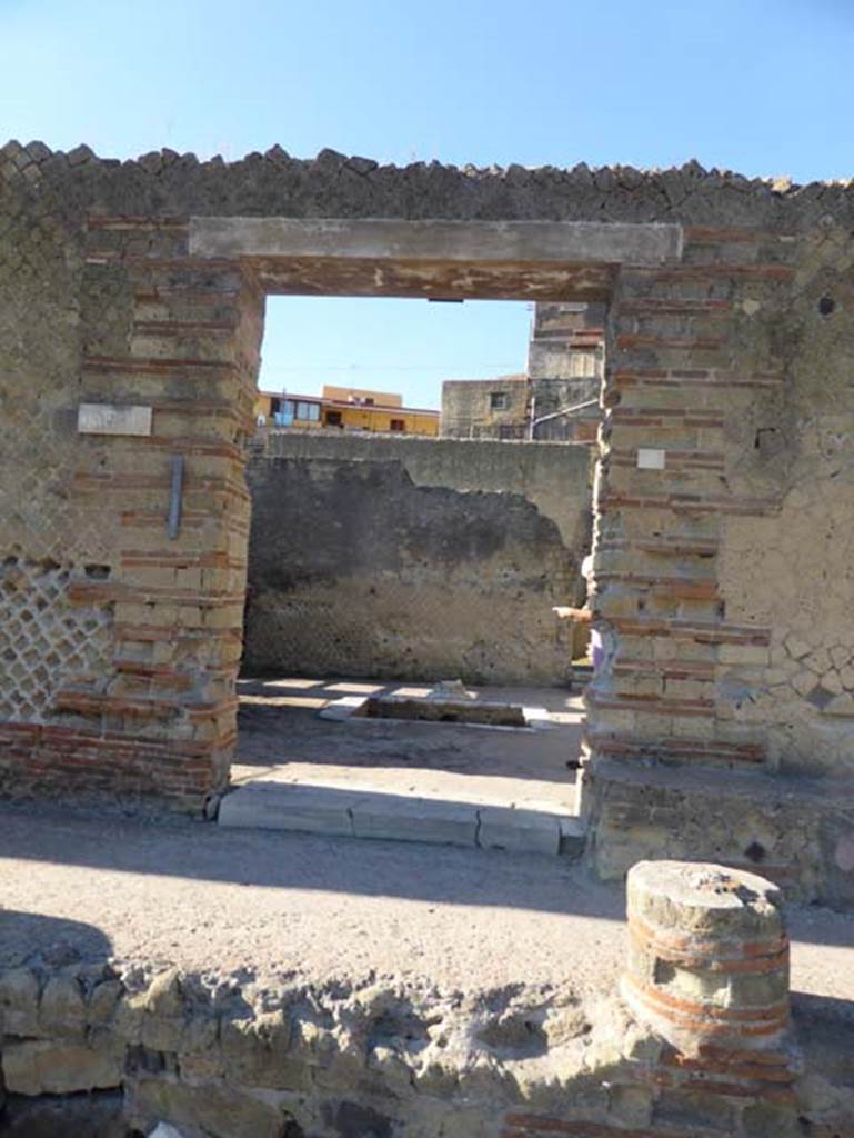 II.1 Herculaneum, September 2015. Doorway to Casa di Aristide, looking west.
The atrium opened directly onto the roadway, without an entrance corridor, but with a porch outside in the street.
