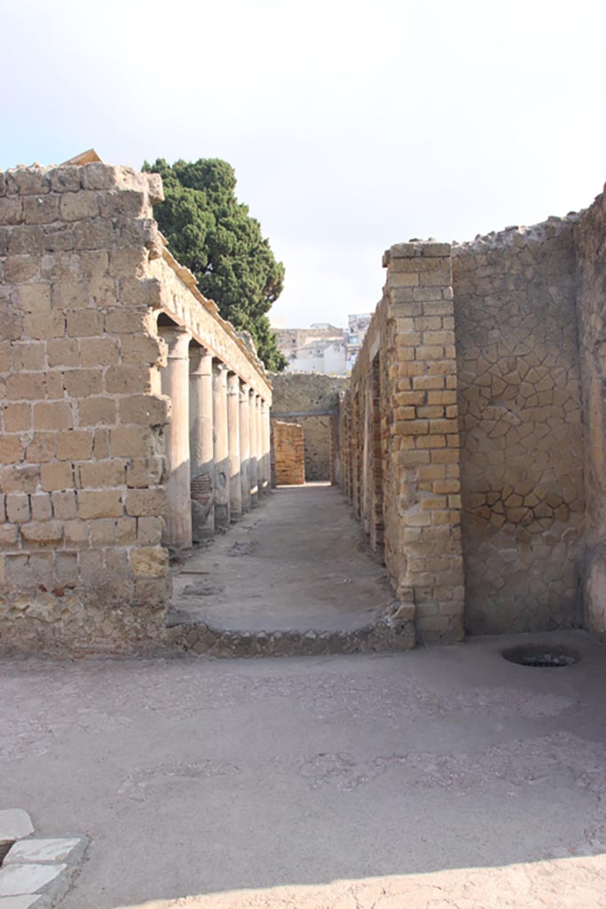 II.1 Herculaneum, October 2023. 
North-east corner of atrium with break in wall leading north along east side of peristyle of II.2, Casa d’Argo.
Photo courtesy of Klaus Heese.
