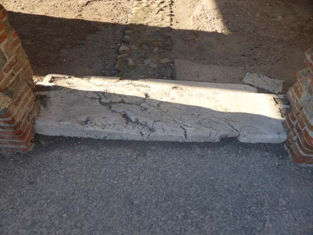 II.2 Herculaneum, September 2015. Threshold of doorway from Cardo III Inferiore. 