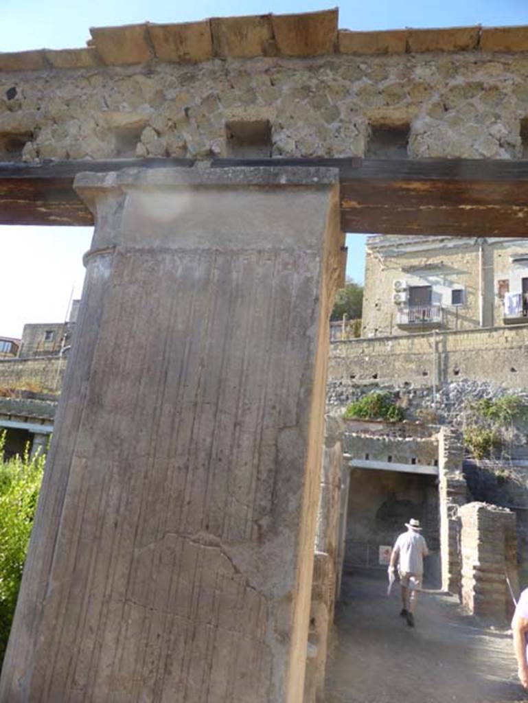 II.2 Herculaneum, September 2015. Upper stuccoed pilaster on north-east corner of peristyle.  The holes for the support beams for the floor of the upper rooms can be seen above the pilaster.  Looking west along the north portico. 

