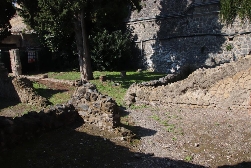 II.4 Herculaneum, October 2022. 
Lower, left and right, remains of rooms on south side of shop. The upper part of the photo belongs to II.3. Photo courtesy of Klaus Heese.
