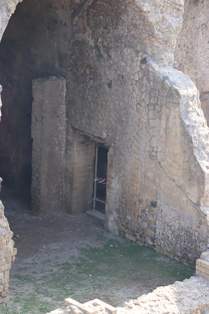 III.1/2/18/19, Herculaneum. October 2023. 
Room E, east wall with doorway into a corridor. Photo courtesy of Klaus Heese.
