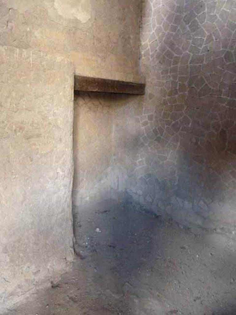III.11 Herculaneum. May 2010. Room 3, recess in south wall. 