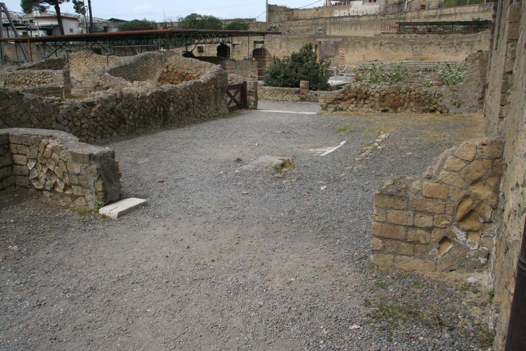 III.1/18-19 Herculaneum, April 2013. Looking west across vestibule 1, into room 2 atrium, and across to west portico.
Photo courtesy of Klaus Heese.
