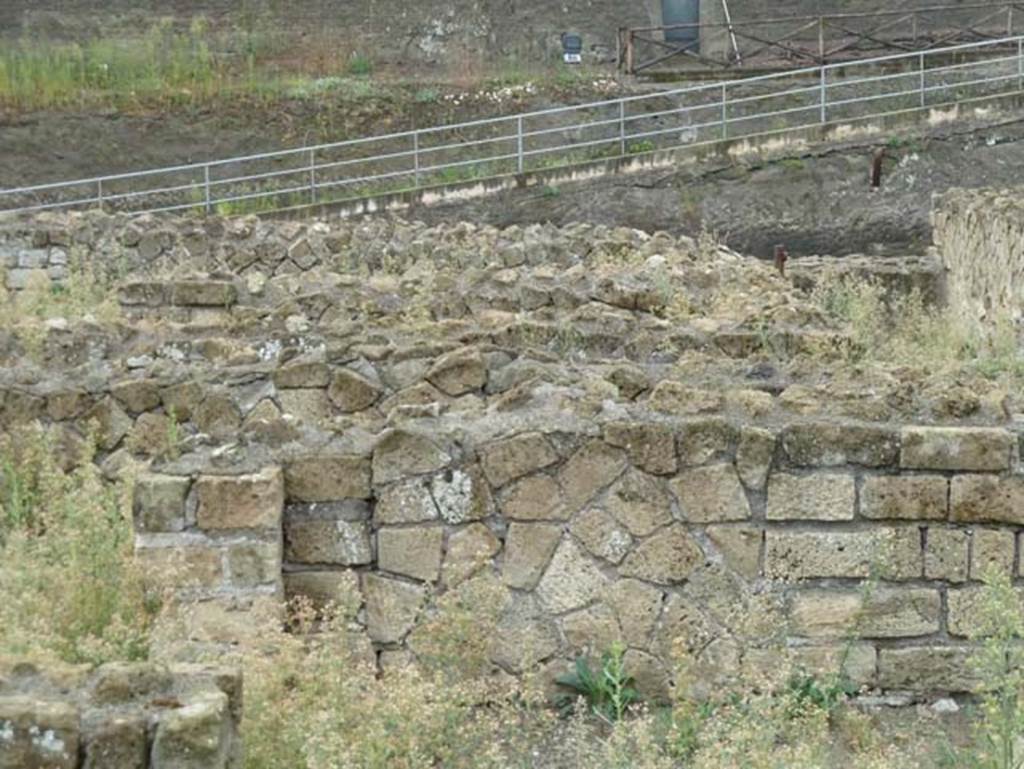 Ins. III.19/18/1 Herculaneum, September 2015. Looking south across rooms on south side of atrium.