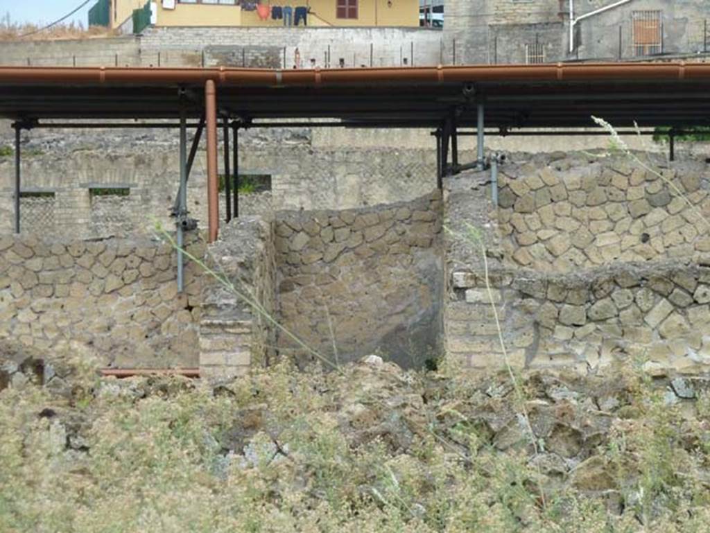 III.19/18/1 Herculaneum, September 2015. Looking west across rooms in south-east corner, towards room 59, centre, south of the atrium.

 
