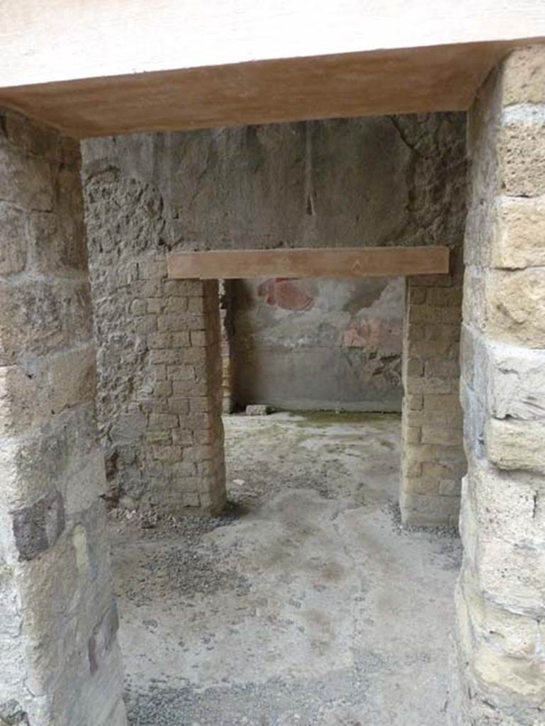 Ins. IV.15/16, Herculaneum, September 2015. Looking south from doorway