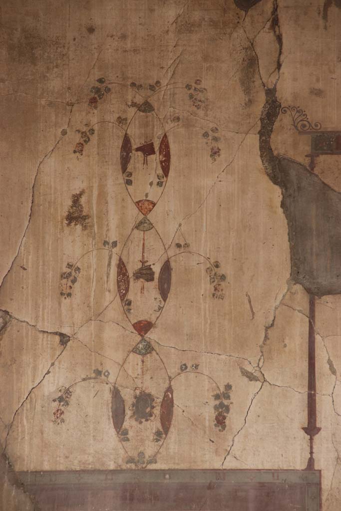 IV.15/16, Herculaneum, September 2017.  
Detail from south end of upper west wall of room 9. 
Photo courtesy of Klaus Heese.
