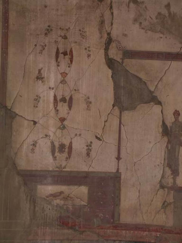 IV.15/16, Herculaneum, May 2005. Detail of painted decoration from south end of upper west wall of room 9.
Photo courtesy of Nicolas Monteix.
