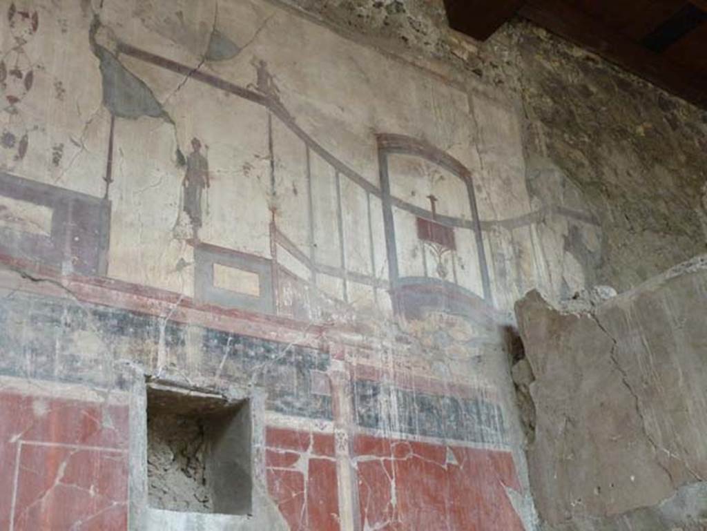 Ins. IV.15/16, Herculaneum, September 2015. Painted decoration on upper west wall.