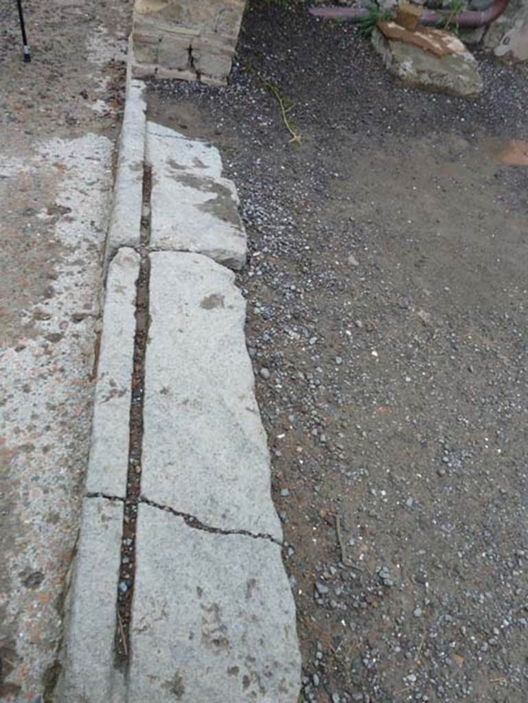 Ins. IV.16, Herculaneum, September 2015. Threshold of doorway to bar-room.