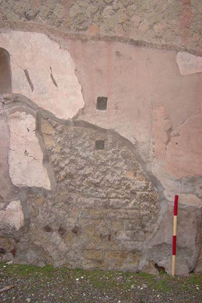 IV.15/16 Herculaneum, January 2002. Room 7, detail of west wall at northern end. Photo courtesy of Nicolas Monteix.
