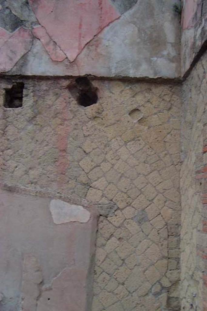 IV.15/16 Herculaneum, January 2002. 
Room 7, detail of west wall at northern end showing separation between lower and upper floors with holes for support beams for flooring.
Photo courtesy of Nicolas Monteix.
