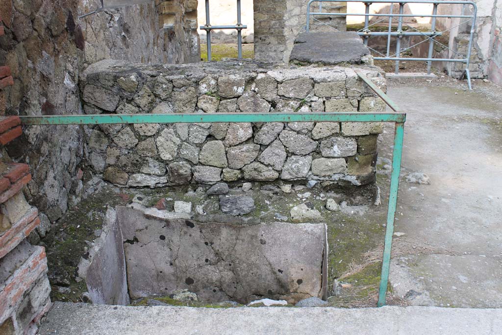 IV.17 Herculaneum. March 2014. Looking west towards counter in bar-room, from entrance doorway on Cardo V.  
Foto Annette Haug, ERC Grant 681269 DÉCOR

