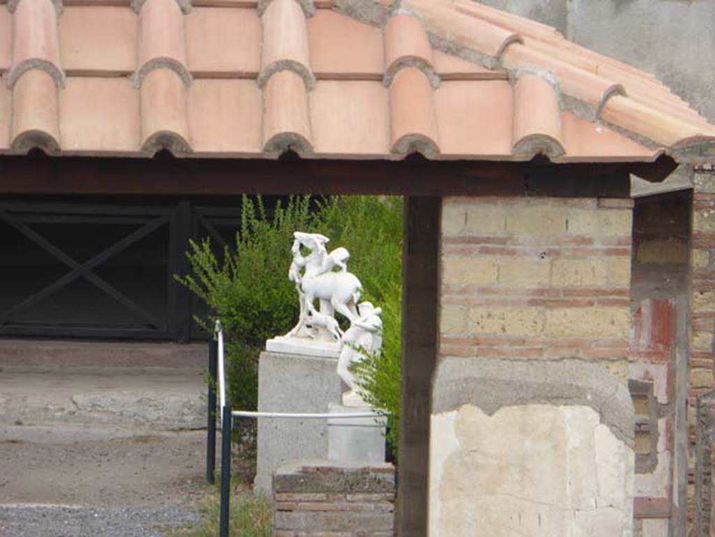 IV.21 Herculaneum, September 2016. Looking north towards statues on east side of garden area.  Photo courtesy of Michael Binns.

