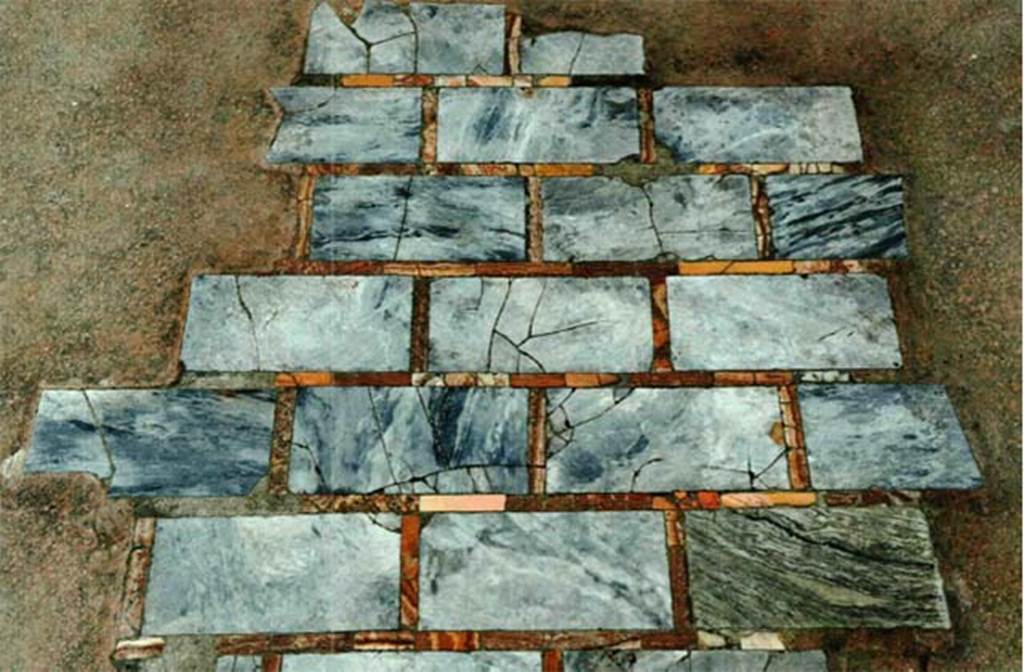 Herculaneum IV.21 criptoportico, overlapping rectangular tiles punctuated with marble sectile inserts between.
Photo  Sposito, Francesca, Area archeologica, Casa dei Cervi (IV,21), criptoportico, tessellato con punteggiato di inserti marmorei e sectile a isodomo listellato, in TESS  scheda 18396 (http://tess.beniculturali.unipd.it/web/scheda/?recid=18396), 2016