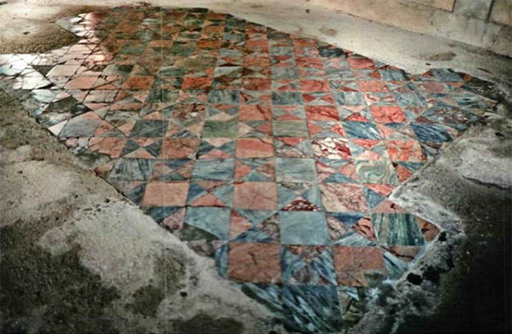 Herculaneum IV.21 oecus 17, opus sectile in style Q2.
Photo  Sposito, Francesca, Area archeologica, Casa dei Cervi (IV,21), oecus 17, opus sectile con motivo Q2, in TESS  scheda 18417 (http://tess.beniculturali.unipd.it/web/scheda/?recid=18417), 2016
