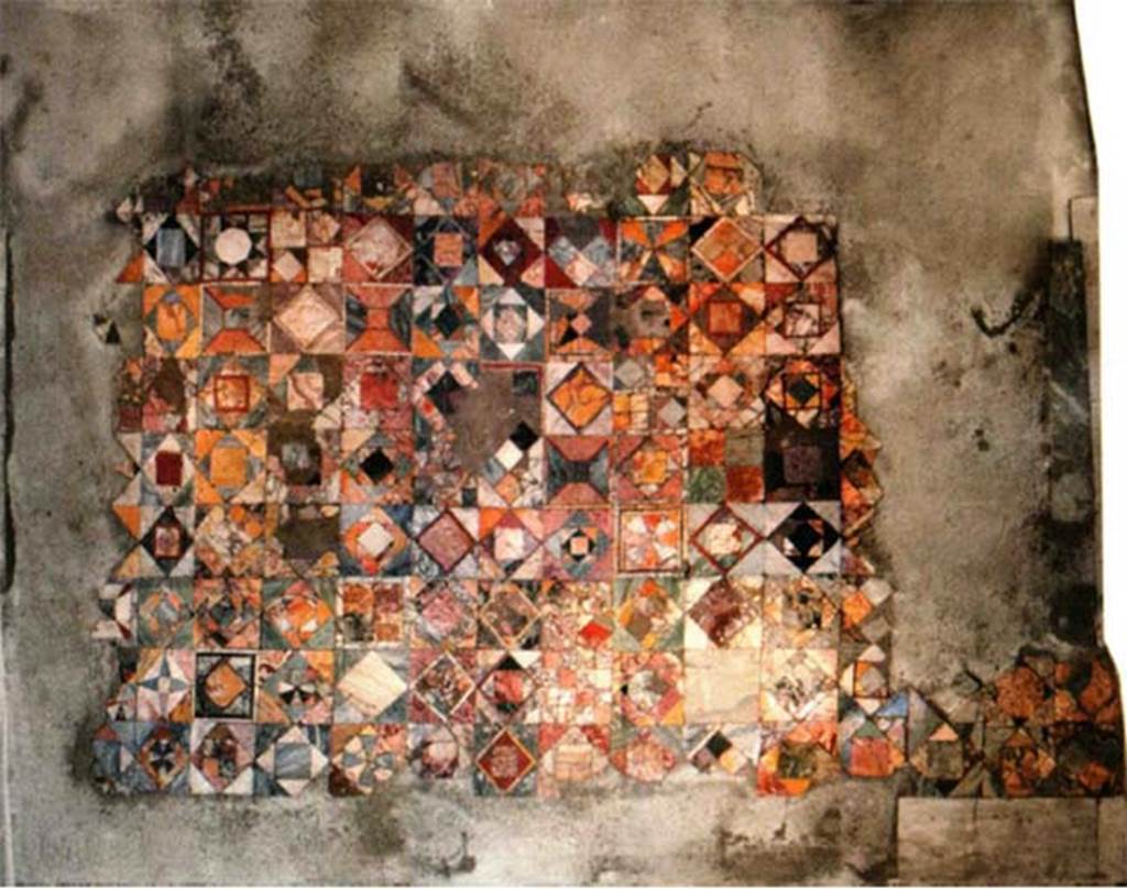 Herculaneum IV.21 oecus 7, Opus Sectile with simple motifs - a range.
Photo  Sposito, Francesca, Area archeologica, Casa dei Cervi (IV,21), oecus 7, opus sectile con motivi semplici "a campionario", in TESS  scheda 18402 (http://tess.beniculturali.unipd.it/web/scheda/?recid=18402), 2016