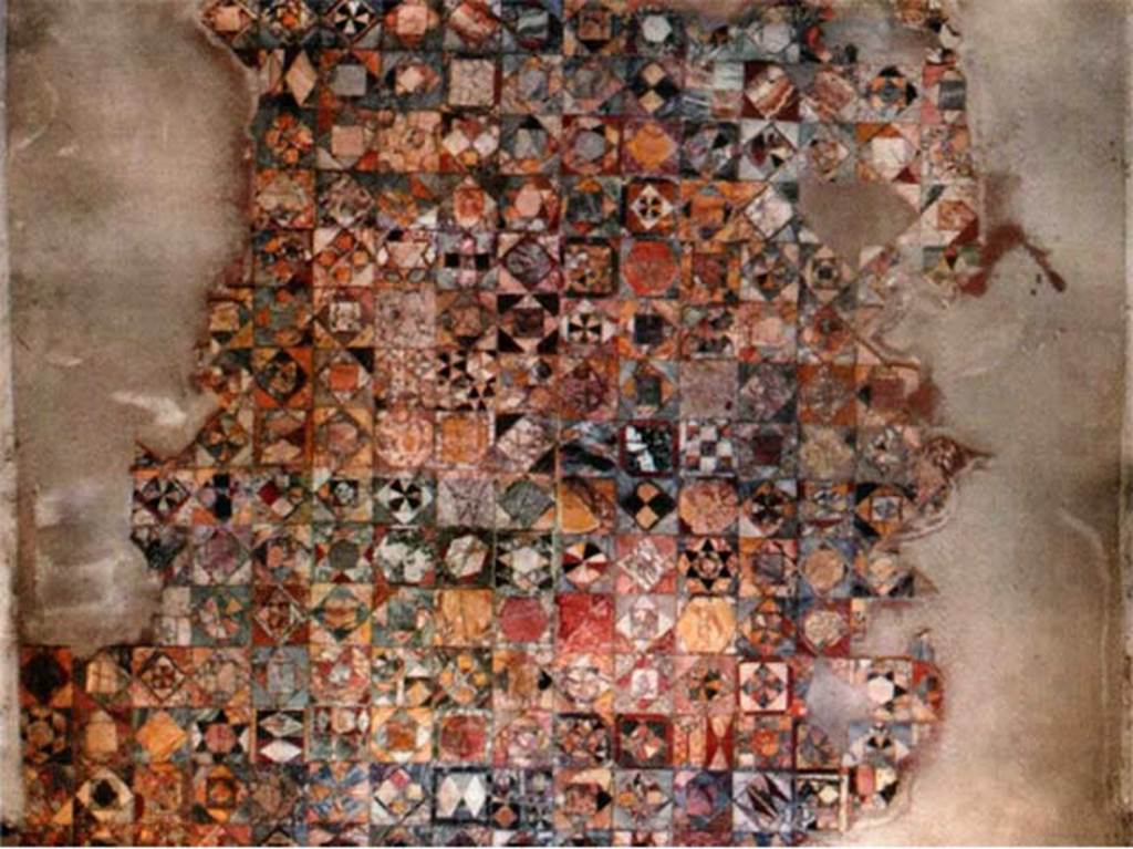 Herculaneum IV.21, triclinium 5, Opus Sectile with simple motifs - a range.
Photo  Sposito, Francesca, Area archeologica, Casa dei Cervi (IV,21), triclinio 5, opus sectile con motivi semplici "a campionario", in TESS  scheda 18400 (http://tess.beniculturali.unipd.it/web/scheda/?recid=18400), 2016
