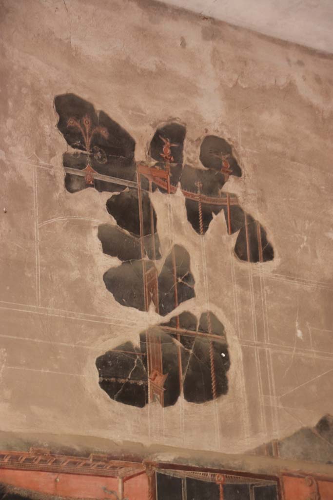 IV.21, Herculaneum. October 2020. Triclinium 5, detail from upper west wall. Photo courtesy of Klaus Heese.