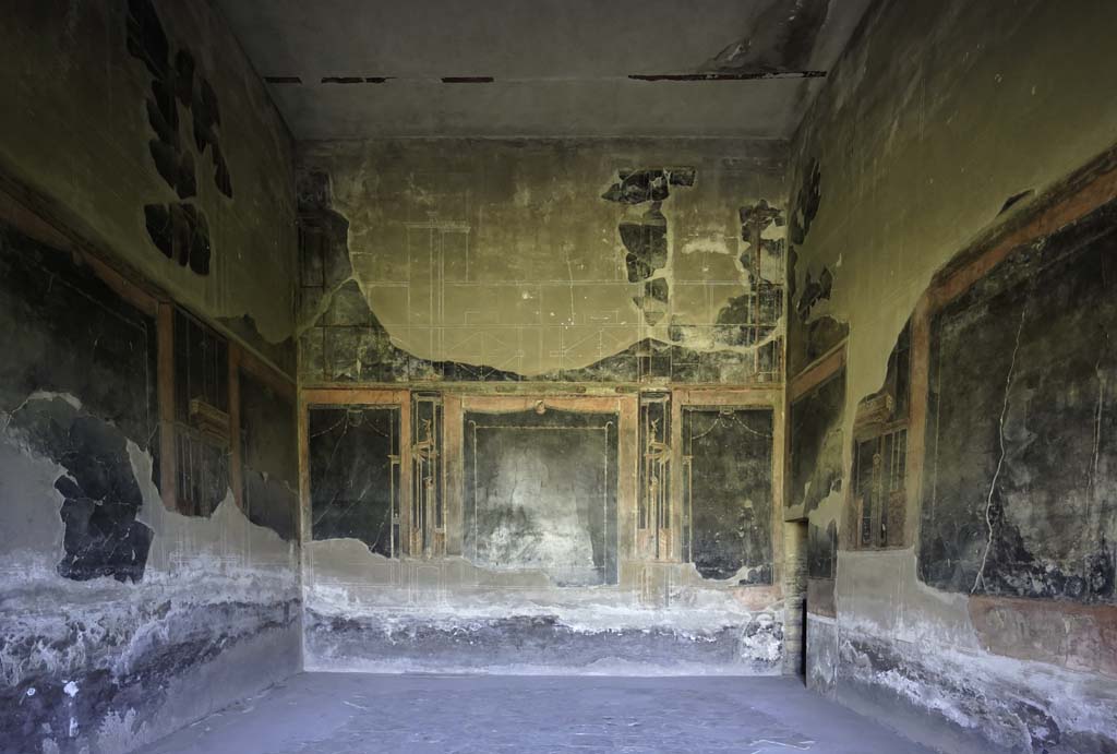 IV.21 Herculaneum, August 2021. Triclinium 5, looking north. Photo courtesy of Robert Hanson.