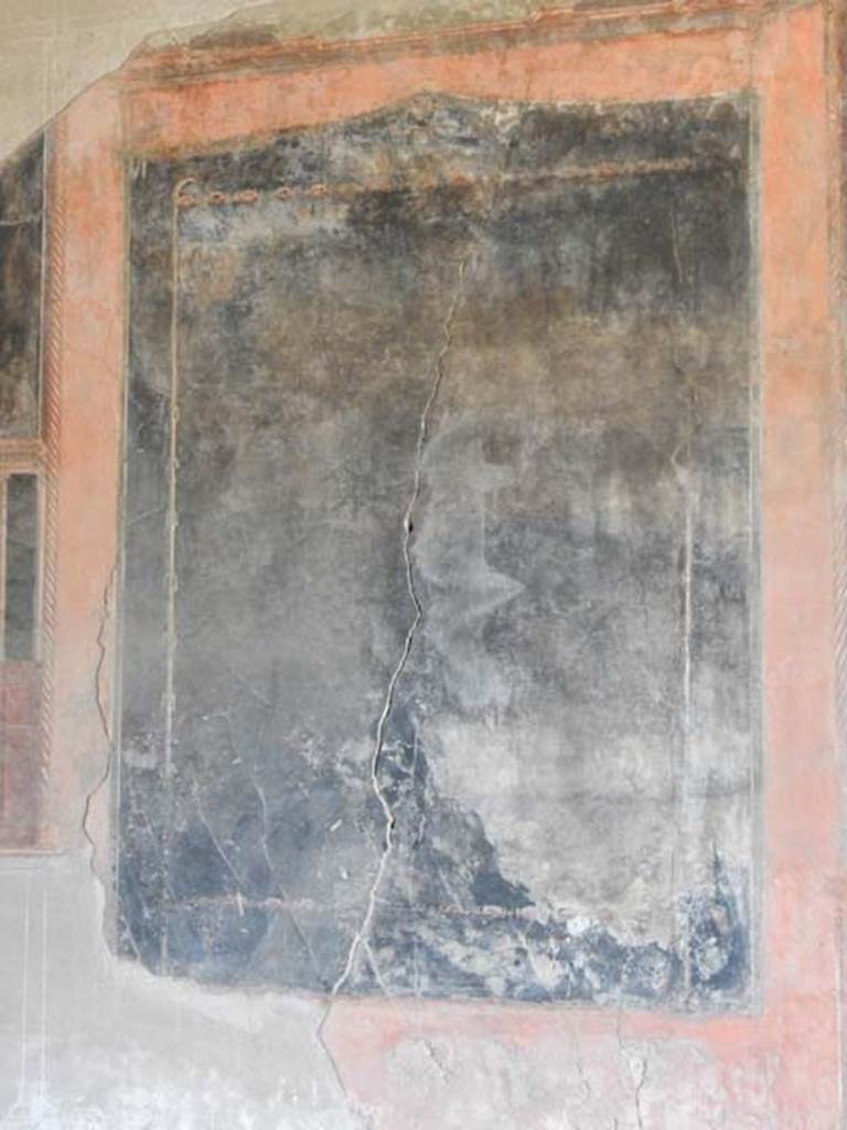 IV.21, Herculaneum. May 2018. Triclinium 5, central panel from east wall.
Photo courtesy of Buzz Ferebee. 
