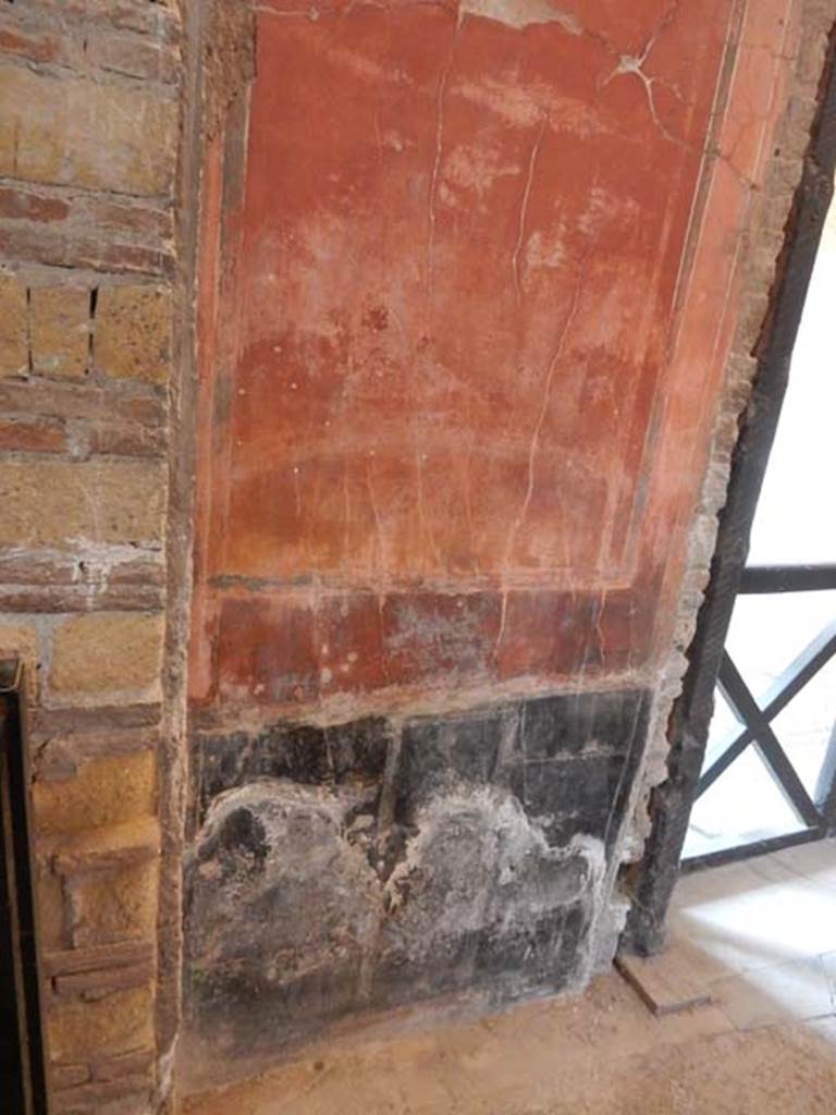 IV.21, Herculaneum. May 2018. Oecus 7, detail from south wall in south-east corner.
Photo courtesy of Buzz Ferebee. 
