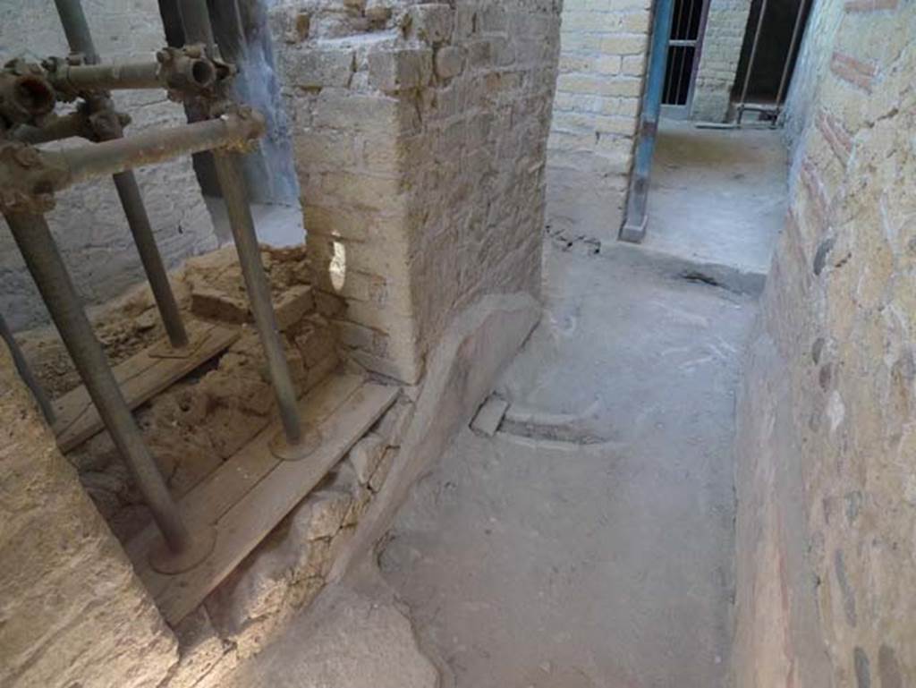 IV.21, Herculaneum, June 2017,  Corridor 27, looking north to kitchen area. Photo courtesy of Michael Binns.