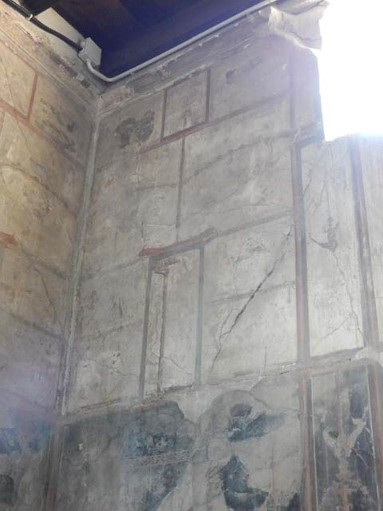 IV.21, Herculaneum. May 2018. Room 6, detail from upper south-east corner.
Photo courtesy of Buzz Ferebee. 
