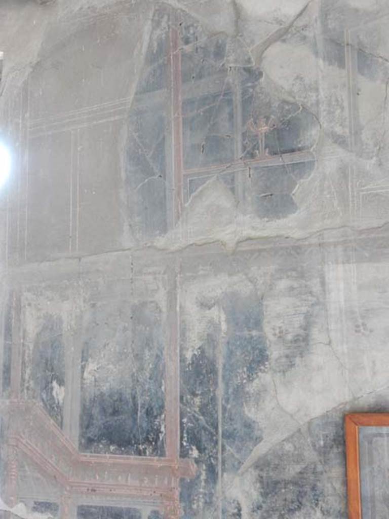 IV.21, Herculaneum. May 2018. Cryptoporticus 28, detail of painted decoration from centre of south wall.
Photo courtesy of Buzz Ferebee. 

