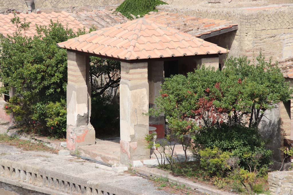 IV.21, Herculaneum. September 2017. Looking north-west towards room/pergola 18, from access roadway. 
On either side of room 18 were small garden terraces. Photo courtesy of Klaus Heese.

