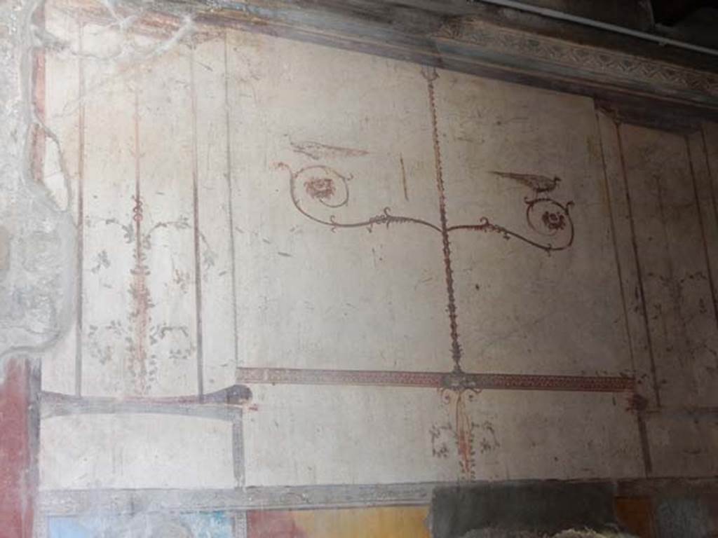 IV.21, Herculaneum. May 2018. Cryptoporticus 31, detail of painted decoration from west wall. 
Photo courtesy of Buzz Ferebee. 
