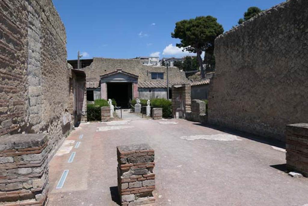 IV.21, Herculaneum, June 2017. Room 15, looking north towards garden area, from Cryptoporticus 30. 
Photo courtesy of Michael Binns.
