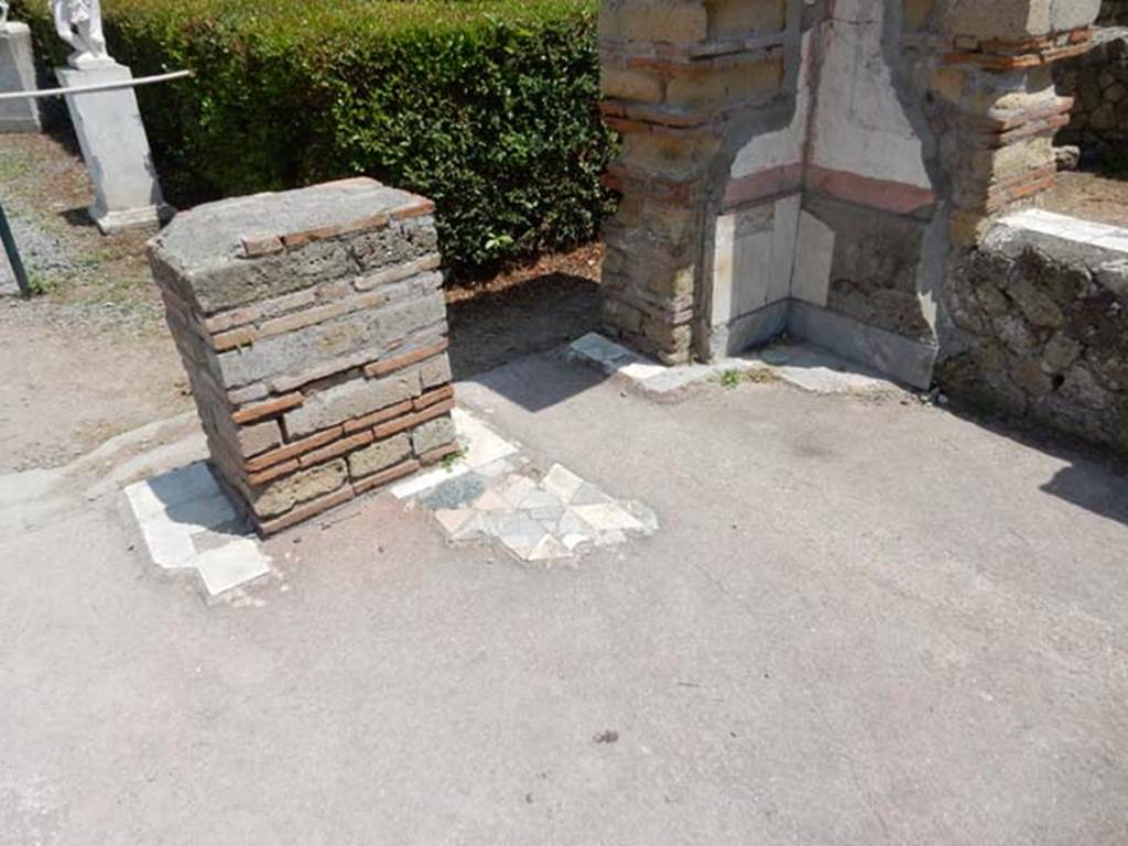 IV.21, Herculaneum. May 2018. Large triclinium 15, flooring in north-east corner. Photo courtesy of Buzz Ferebee. 