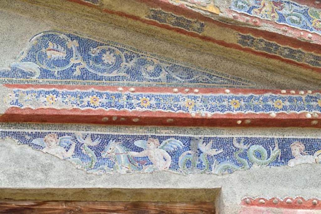 IV.21, Herculaneum, April 2018. Garden 32, east side of great portal showing remaining frieze with cupids on sea-horses. Photo courtesy of Ian Lycett-King. Use is subject to Creative Commons Attribution-NonCommercial License v.4 International.
