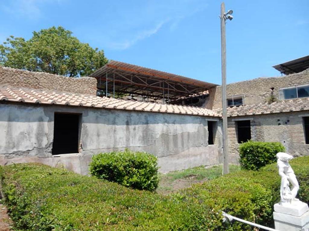 IV.21, Herculaneum. May 2018. 
Garden 32, looking towards north-west corner, and windows of Cryptoporticus 31, on left and centre, Cryptoporticus 28, centre right and right.
Photo courtesy of Buzz Ferebee. 
