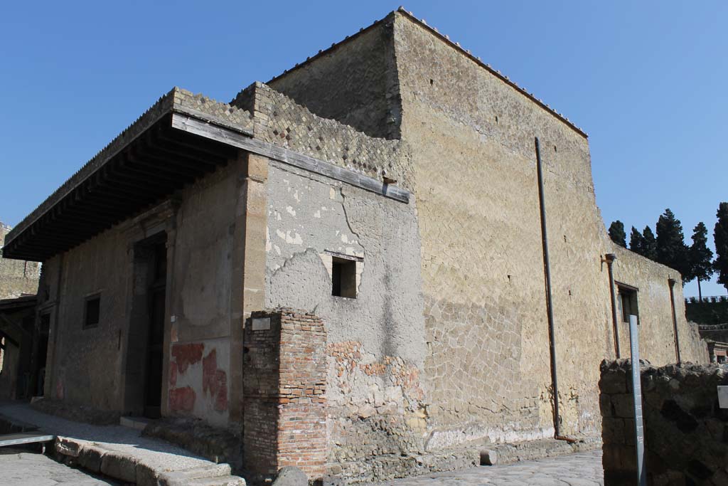 V.1 Herculaneum. March 2014. Looking north-east towards water tower on north side of Decumanus Inferiore, on right. 
Foto Annette Haug, ERC Grant 681269 DÉCOR.


