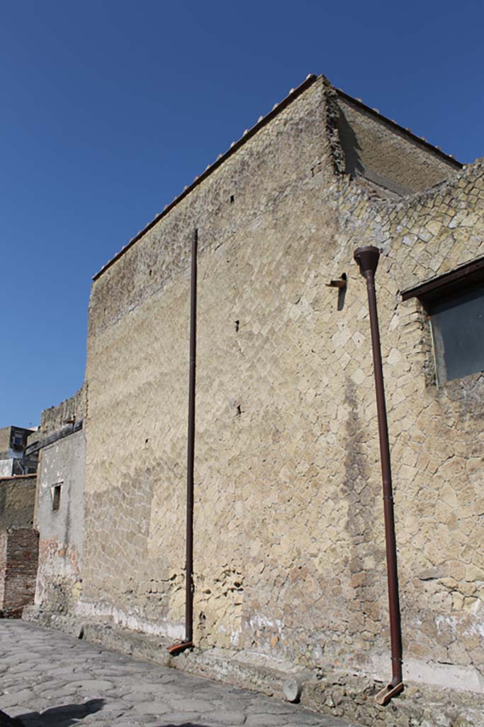 V.1 Herculaneum. March 2014. Looking west along exterior south façade.
Foto Annette Haug, ERC Grant 681269 DÉCOR.

