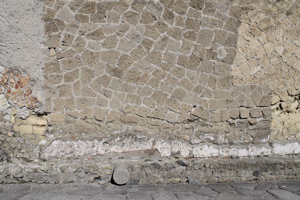 V.1 Herculaneum. March 2014. Detail of lower south wall (continuation from above photo) on north side of Decumanus Inferiore. 
Foto Annette Haug, ERC Grant 681269 DÉCOR.

